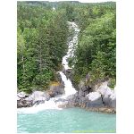 cascata foresta montagna fiume rapide acqua bianco verde alberi natura