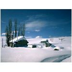 casetta innevata neve montagna alberi inverno bianco azzurro sperduto sperduta casa natura