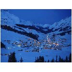 paese notturno innevato neve notte luci luce valata case montagne bianco azzurro blu illuminato natura