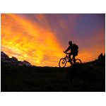 tramonto rosso giallo arancione sole ciclista bicicletta mountain bike natura